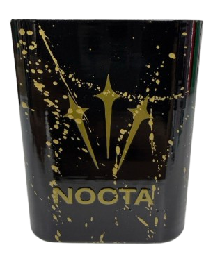 Carcasa negra Nocta y salpicaduras doradas