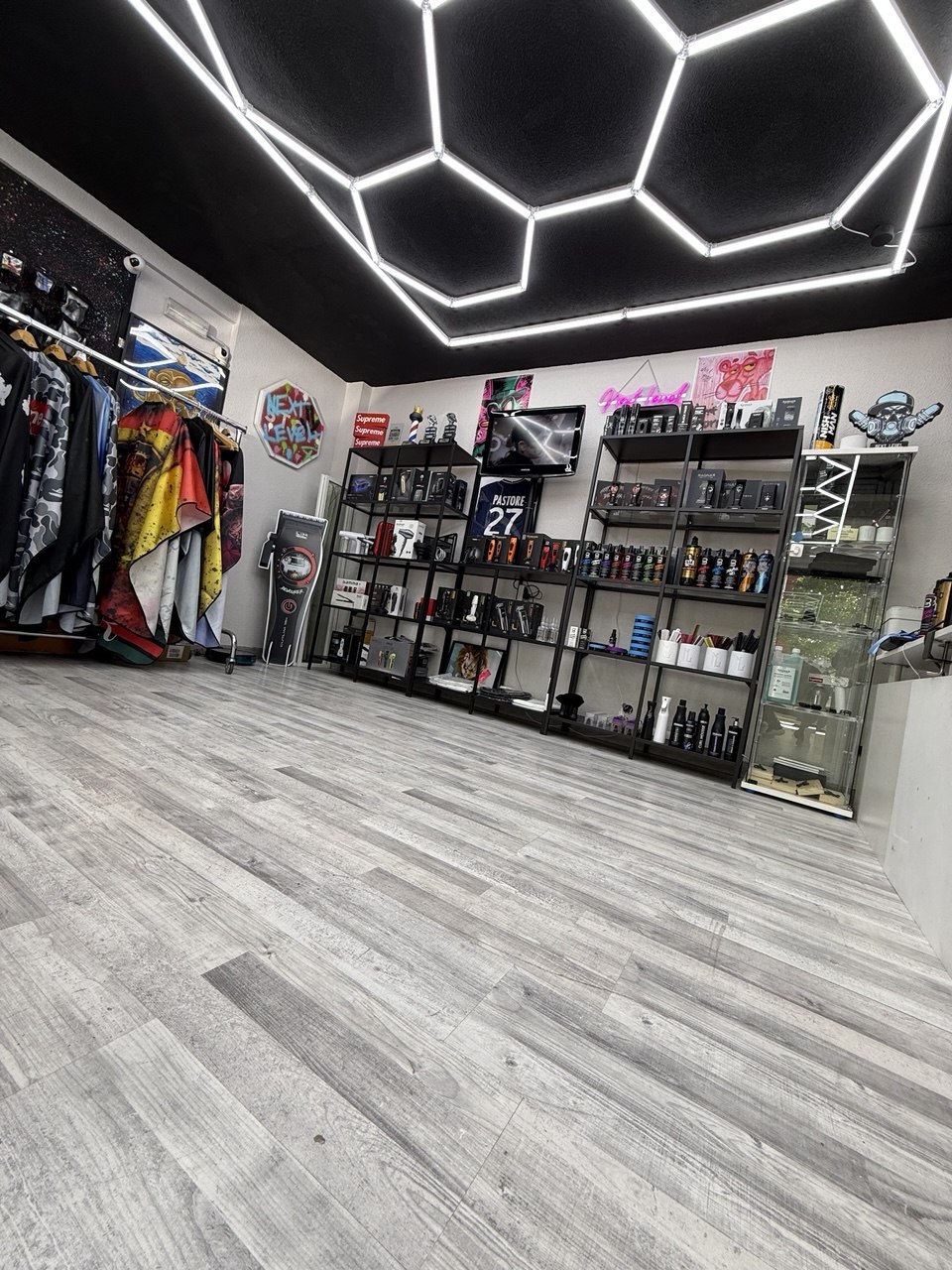 Interior de la tienda Next Level Custom Makers